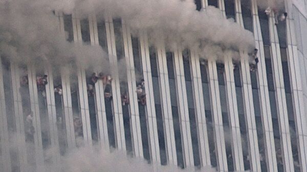 Люди висят снаружи на окнах башни Всемирного торгового центра во время теракта в Нью-Йорке  - Sputnik Армения