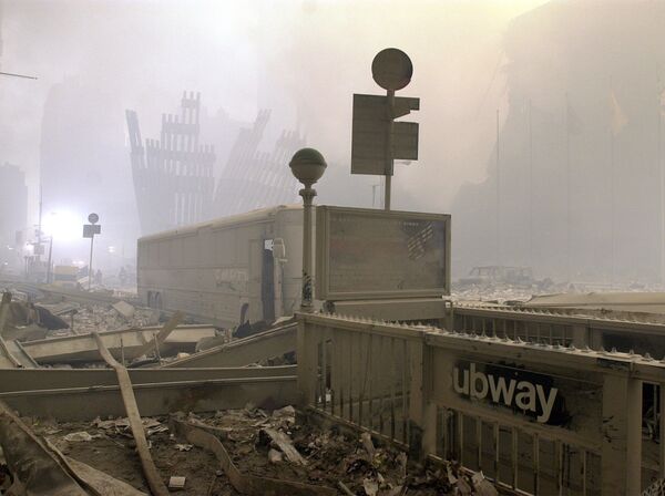 Разрушенные вход в метро и автобус у Всемирного торгового центра после теракта в Нью-Йорке - Sputnik Армения