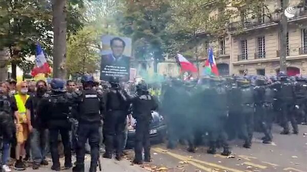На акции против санитарных пропусков в Париже протестующие забросали полицейских петардами - Sputnik Արմենիա