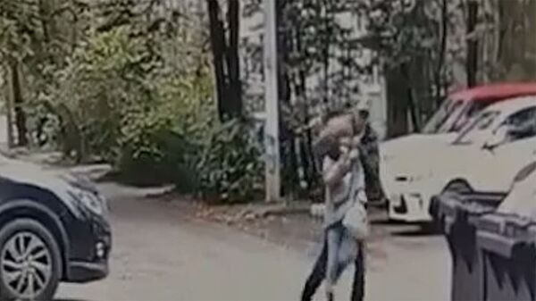 Момент нападения мужчины на девочку в Подмосковье попал на видео - Sputnik Արմենիա