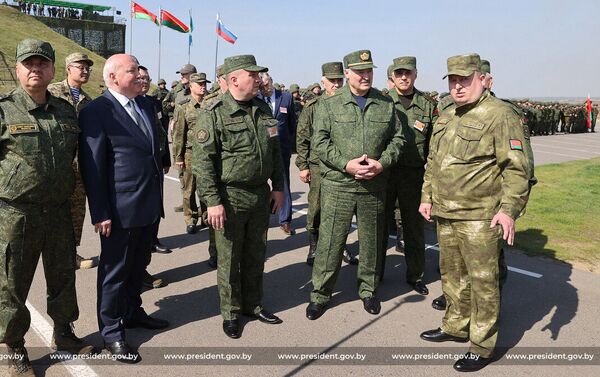 Президент Беларуси Александр Лукашенко принял участие в активной фазе белорусско-российского стратегического учения Запад-2021 (12 сентября 2021). Обуз-Лесновский полигон Президент Беларуси Александр Лукашенко принял участие в активной фазе белорусско-российского стратегического учения Запад-2021 (12 сентября 2021). Обуз-Лесновский полигон - Sputnik Армения