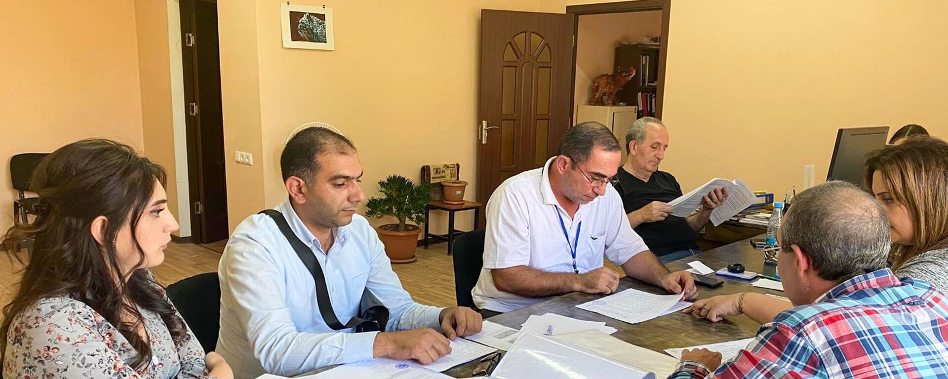 Члены местной избирательной комиссии №31 проверяют документы кандидатов - Sputnik Армения, 1920, 12.09.2021