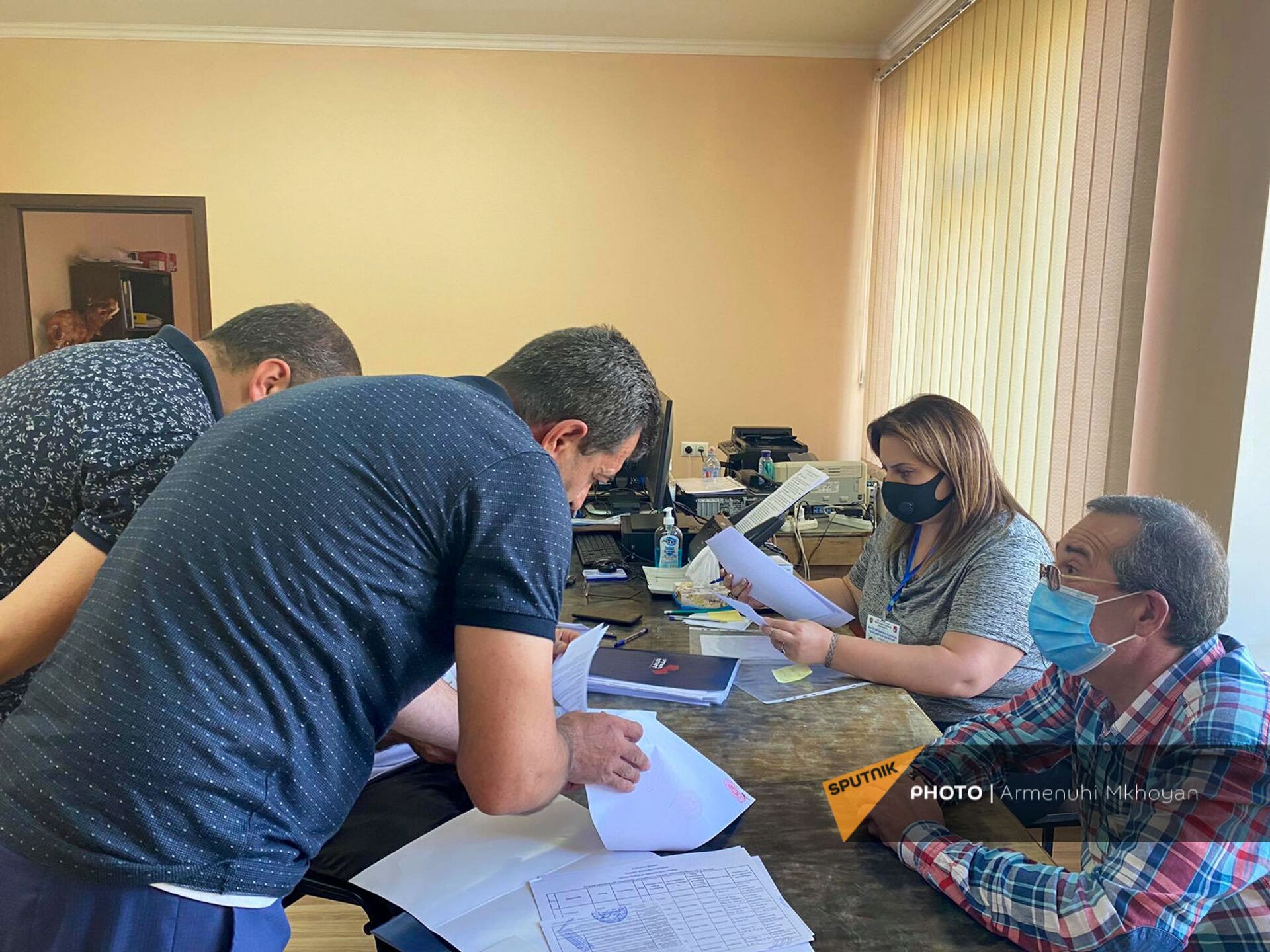 Члены местной избирательной комиссии №31 проверяют документы кандидатов - Sputnik Армения, 1920, 14.09.2021