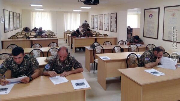 Военнослужащие миротворческой бригады Минобороны проходят курс Руководство младшими командирами, который проводит британская военно-консультативная группа подготовки в учебном центре ZAR - Sputnik Армения