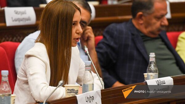 Анна Григорян во время заседания НС (13 сентября 2021). Еревaн - Sputnik Արմենիա