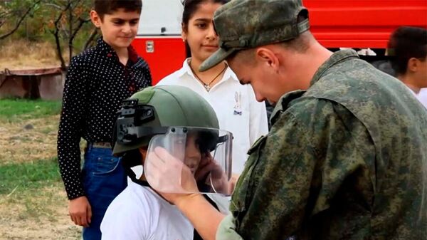 Российские миротворцы продолжают проводить Уроки Мира в учебных учреждениях Карабаха - Sputnik Армения