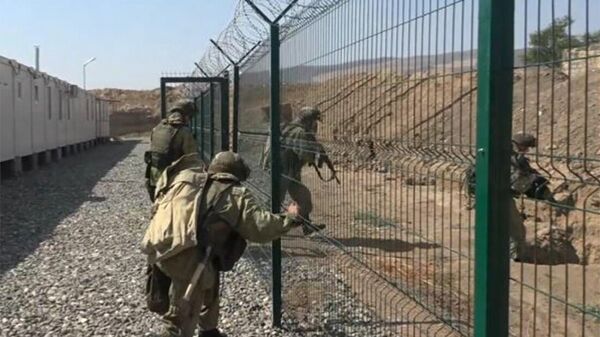 Российские миротворцы провели плановую комплексную тренировку по обороне на 27-ми наблюдательных постах (16 сентября 2021). Карабах
 - Sputnik Армения