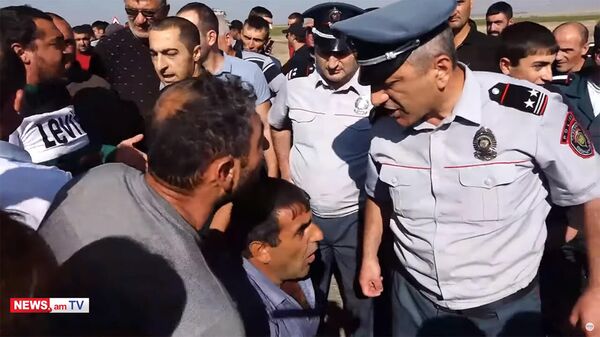 Потасовка между участниками протеста и полицией на автотрассе Сотк - Варденис  - Sputnik Արմենիա