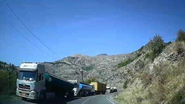 Азербайджанский КПП близ Воротан и скопившиеся на подъезде иранские грузовики - Sputnik Армения
