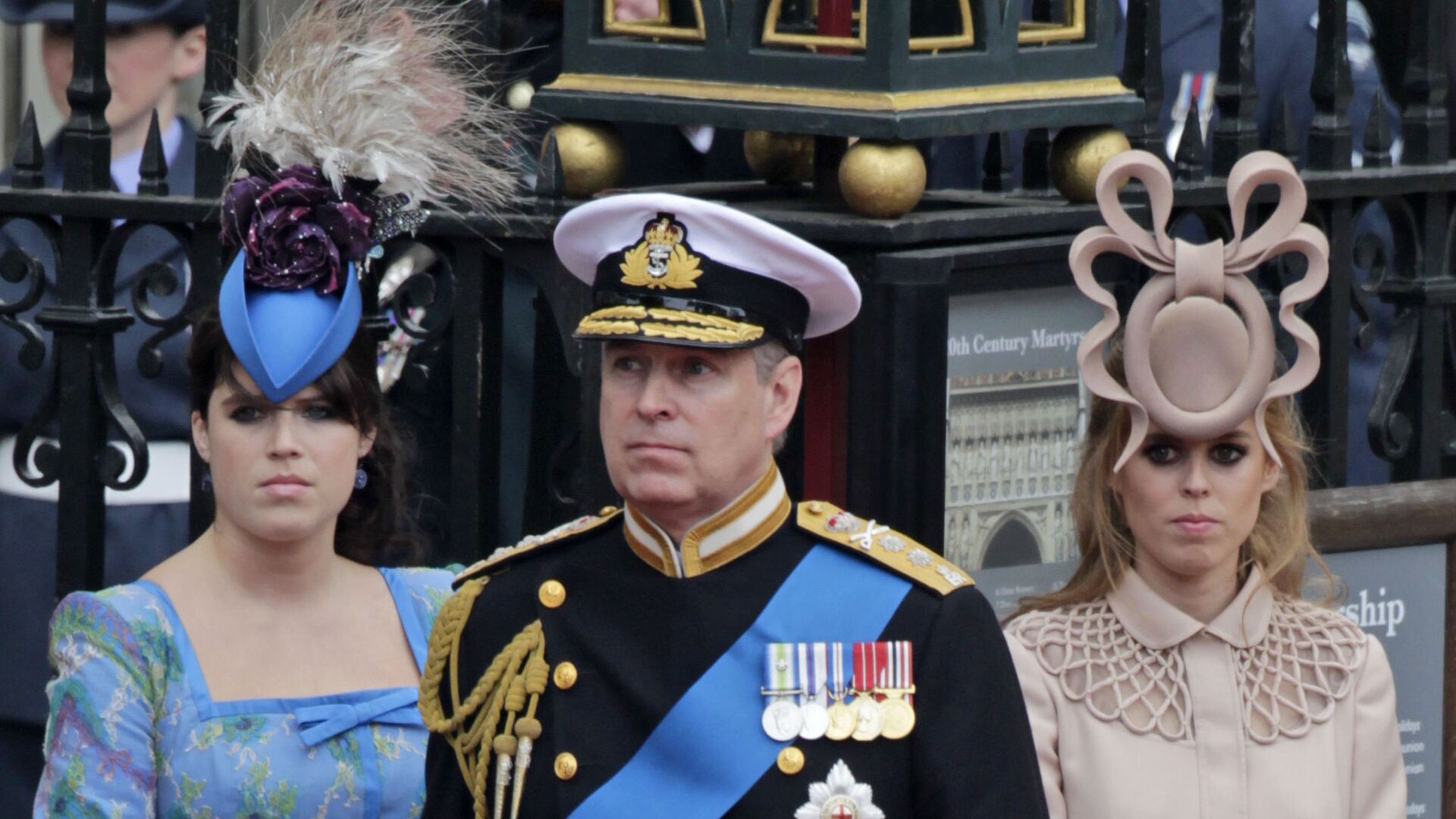 Британский принц Эндрю  и его дочери, принцессы Евгения (слева) и Беатрис, покидают Вестминстерское аббатство на королевской свадьбе (29 апреля 2011). Лондон - Sputnik Армения, 1920, 24.12.2022