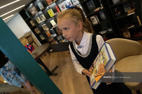 Девочка со сказками в Доме Русской книги в день его открытия (17 сентября 2021). Еревaн Девочка со сказками в Доме Русской книги в день его открытия (17 сентября 2021). Еревaн - Sputnik Армения