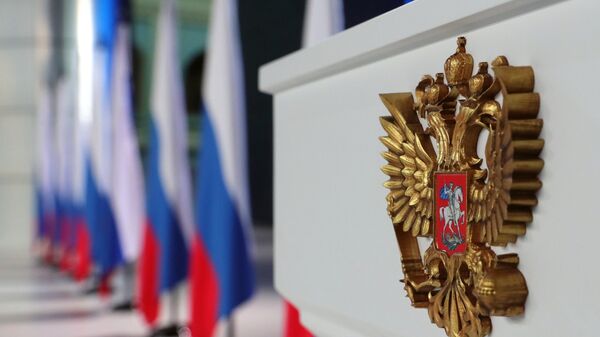  Герб РФ на трибуне в Гостином дворе  - Sputnik Армения