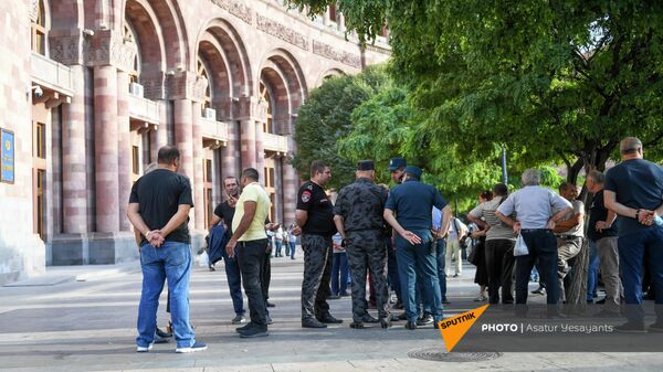 Акция протеста родственников погибших военнослужащих против проведения праздничных мероприятий на 21 сентября  (17 сентября 2021). Еревaн - Sputnik Армения