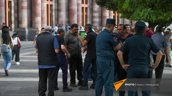 Акция протеста родственников погибших военнослужащих против проведения праздничных мероприятий на 21 сентября  (17 сентября 2021). Еревaн - Sputnik Армения