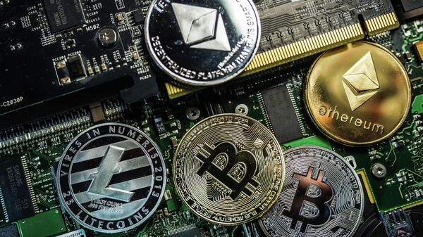 Сувенирные монеты с логотипами криптовалют Bitcoin, Litecoin и Ethereum. - Sputnik Армения