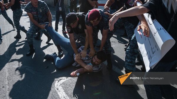 Полиция задерживает противников праздничный мероприятий ко Дню независимости Армении (18 сентября 2021). Еревaн - Sputnik Армения
