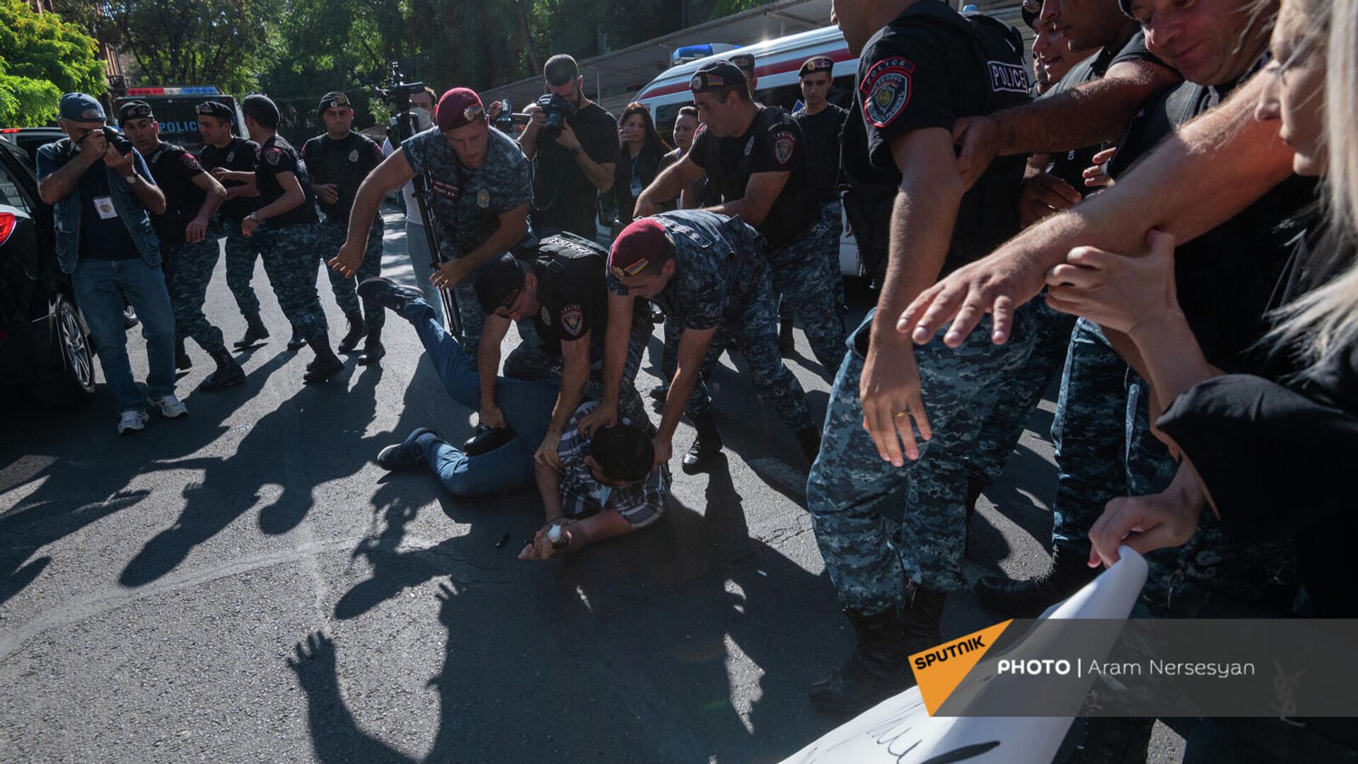 Полиция задерживает противников праздничный мероприятий ко Дню независимости Армении (18 сентября 2021). Еревaн - Sputnik Армения, 1920, 13.11.2021