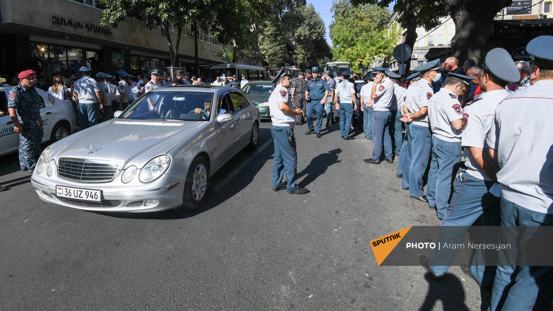 Полиция задерживает противников праздничный мероприятий ко Дню независимости Армении (18 сентября 2021). Еревaн - Sputnik Արմենիա, 1920, 18.09.2021