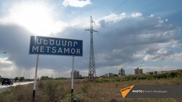 Дорожный знак при въезде в Мецамор - Sputnik Армения