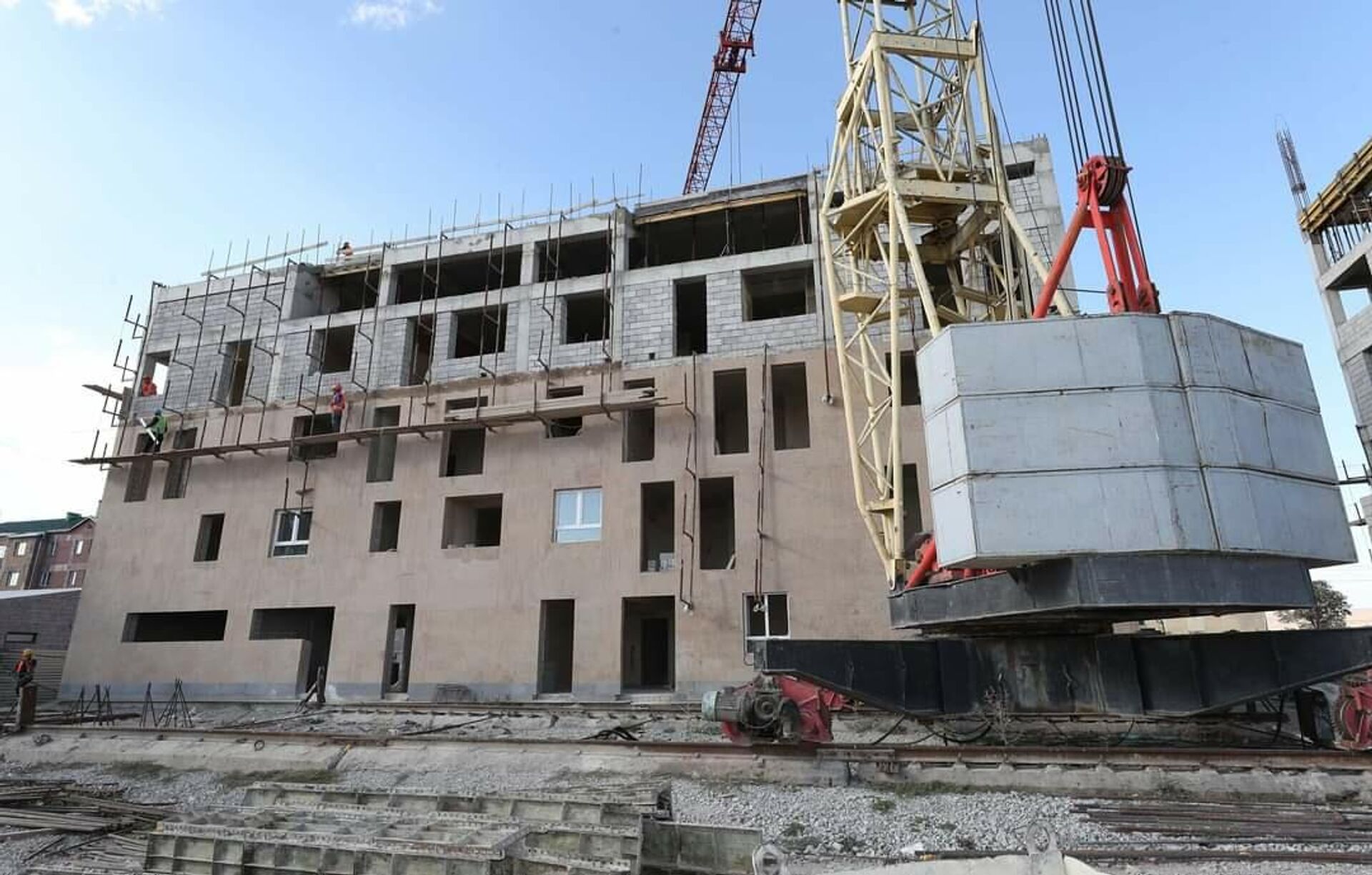 Всеармянский фонд Айастан строит многоквартирные жилые здания и детский сад в районе Муш в Гюмри. Всеармянский фонд Айастан строит многоквартирные жилые здания и детский сад в районе Муш в Гюмри. - Sputnik Армения, 1920, 19.09.2021
