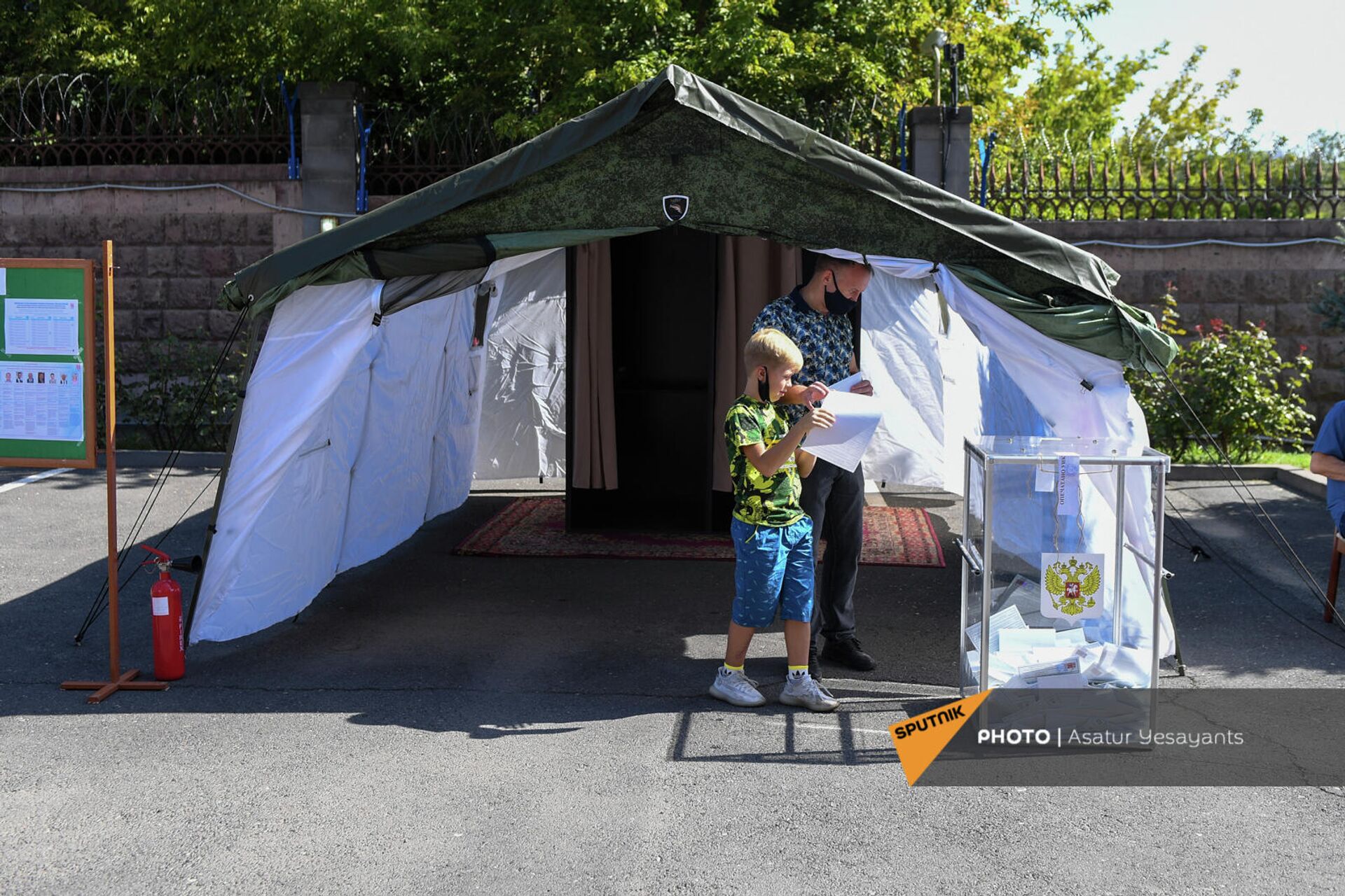 Выборы в Государственную Думу России на территории посольства РФ в Армении (19 сентября 2021). Еревaн Выборы в Государственную Думу России на территории посольства РФ в Армении (19 сентября 2021). Еревaн - Sputnik Армения, 1920, 19.09.2021