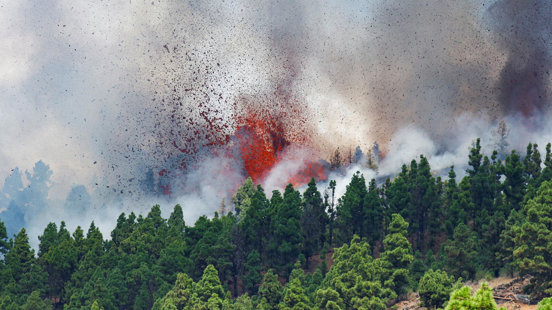 Лава и дым от извержения вулкана в национальном парке Кумбре-Вьеха, на Канарском острове Ла-Пальма (19 сентября 2021). Эль-Пасо - Sputnik Армения, 1920, 19.09.2021