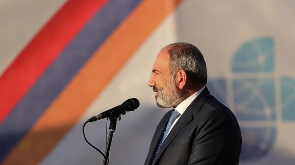 Премьер-министр Никол Пашинян принял участие в церемонии награждения победителей любительского турнира по шоссейному велоспорту Кубок премьер-министра РА на полуострове озера Севан (19 сентября 2021). - Sputnik Армения