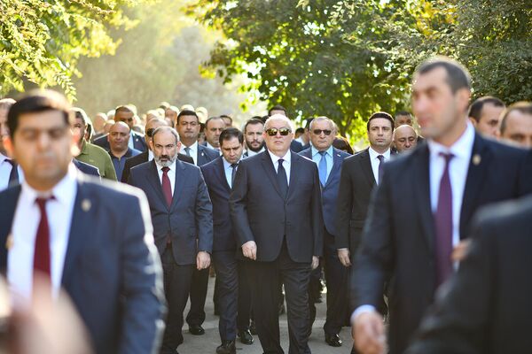 Первые лица страны посетили военный пантеон Ераблур по случаю праздника Независимости Армении (21 сентября 2021). Еревaн Первые лица страны посетили военный пантеон Ераблур по случаю праздника Независимости Армении (21 сентября 2021). Еревaн - Sputnik Армения