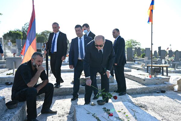 Президент Армен Саркисян посетил военный пантеон Ераблур по случаю праздника Независимости Армении (21 сентября 2021). Еревaн - Sputnik Армения