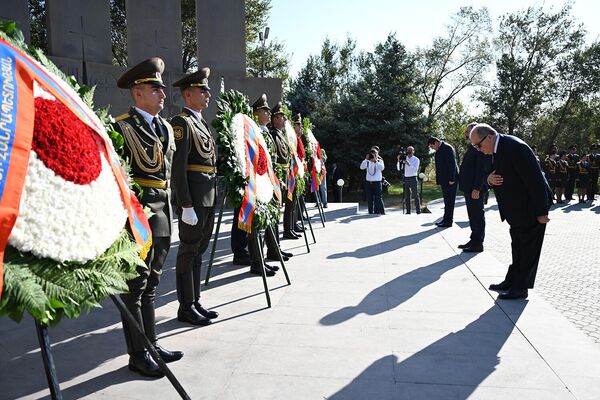 Президент Армен Саркисян посетил военный пантеон Ераблур по случаю праздника Независимости Армении (21 сентября 2021). Еревaн - Sputnik Армения