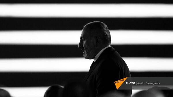 Премьер-министр Никол Пашинян после приветственной речи перед праздничным концертом (21 сентября 2021). Ереван - Sputnik Армения