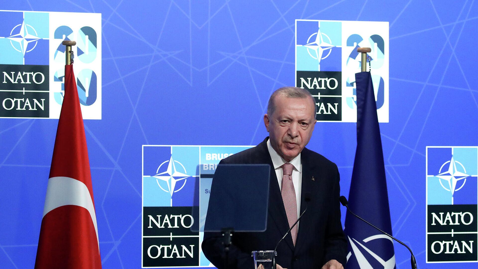 Президент Турции Реджеп Тайип Эрдоган выступает на пресс-конференции на саммите НАТО (14 июня 2021). Брюссель - Sputnik Армения, 1920, 19.06.2022