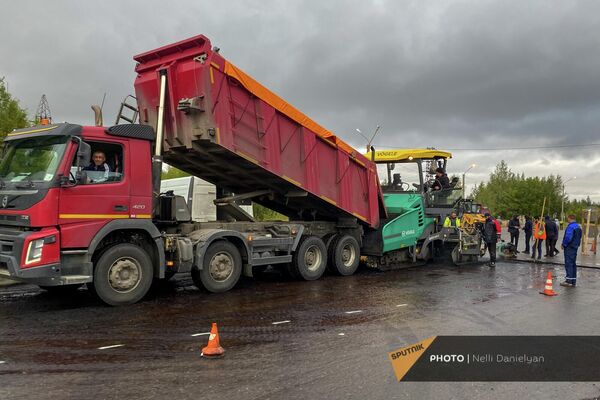 Армянская бригада асфальтоукладчиков в городе Полярные Зори Армянская бригада асфальтоукладчиков в городе Полярные Зори - Sputnik Армения
