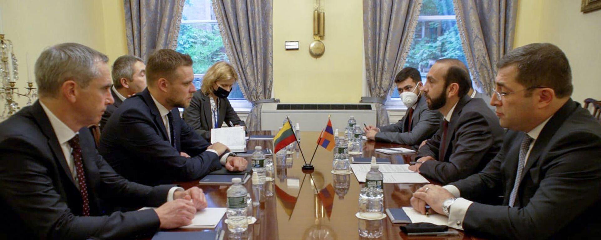 Արարատ Միրզոյանը հանդիպել է Լիտվայի ԱԳ նախարար Գաբրիելիուս Լանդսբերգիսի հետ Արարատ Միրզոյանը հանդիպել է Լիտվայի ԱԳ նախարար Գաբրիելիուս Լանդսբերգիսի հետ - Sputnik Արմենիա, 1920, 22.09.2021