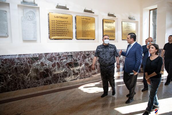 Начальник Полиции Армении Ваге Казарян посетил Реабилитационный центр Защитника Отечества (22 сентября 2021). Еревaн Начальник Полиции Армении Ваге Казарян посетил Реабилитационный центр Защитника Отечества (22 сентября 2021). Еревaн - Sputnik Армения