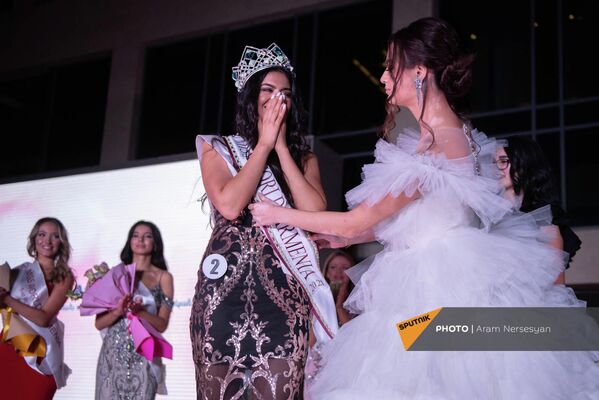 Победительница &quot;Мисс Вселенная Армения&quot; Мирна Бздикян (слева) - Sputnik Армения