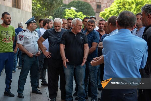 Крестьяне Армавирской области протестуют у Дома правительства и требуют встречи с премьер-министром (23 сентября 2021). Еревaн Крестьяне Армавирской области протестуют у Дома правительства и требуют встречи с премьер-министром (23 сентября 2021). Еревaн - Sputnik Армения