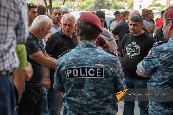 Крестьяне Армавирской области протестуют у Дома правительства и требуют встречи с премьер-министром (23 сентября 2021). Еревaн Крестьяне Армавирской области протестуют у Дома правительства и требуют встречи с премьер-министром (23 сентября 2021). Еревaн - Sputnik Армения