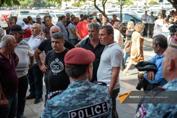 Крестьяне Армавирской области протестуют у Дома правительства и требуют встречи с премьер-министром (23 сентября 2021). Еревaн Крестьяне Армавирской области протестуют у Дома правительства и требуют встречи с премьер-министром (23 сентября 2021). Еревaн - Sputnik Армения