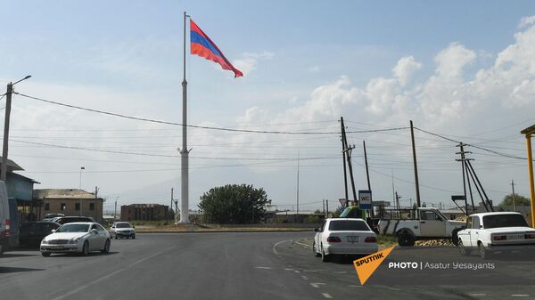 Самый большой триколор в стране поднят в общине Ерасх Араратской области - Sputnik Армения