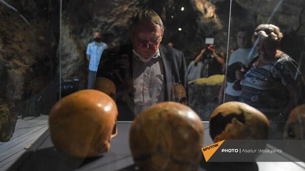 Чрезвычайный и Полномочный посол Чехии в Армении Бедржих Копецки в пещере Арени-1 - Sputnik Армения