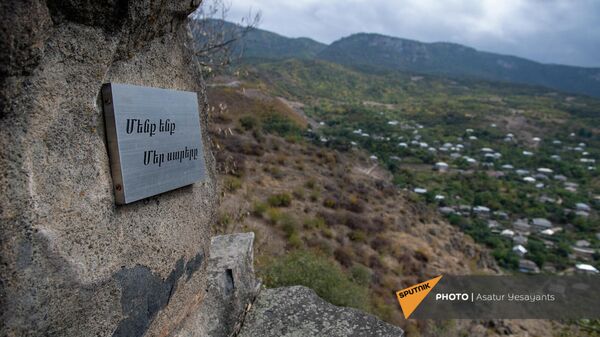 Табличка у Камня правосудия из фильма Мы и наши горы - Sputnik Армения