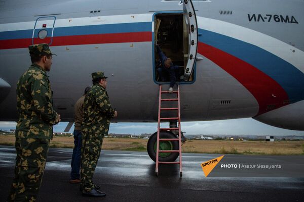 Российский борт с гуманитарным грузом для Карабаха прибыл в Ереван Российский борт с гуманитарным грузом для Карабаха прибыл в Ереван - Sputnik Армения