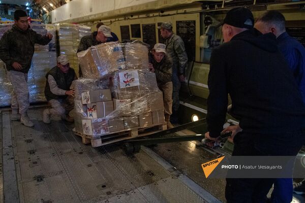 Российский борт с гуманитарным грузом для Карабаха прибыл в Ереван Российский борт с гуманитарным грузом для Карабаха прибыл в Ереван - Sputnik Армения