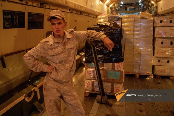 Российский борт с гуманитарным грузом для Карабаха прибыл в Ереван Российский борт с гуманитарным грузом для Карабаха прибыл в Ереван - Sputnik Армения
