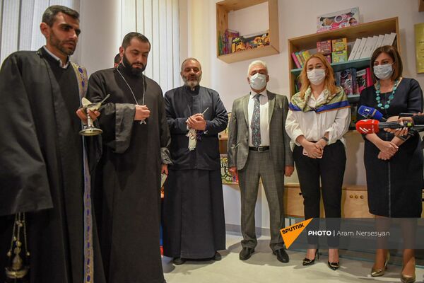 Архиепископ Баграт Галстанян читает молитву на открытии Клиники паллиативного ухода Гематологического центра им. Р. Йоляна (28 сентября 2021). Еревaн Архиепископ Баграт Галстанян читает молитву на открытии Клиники паллиативного ухода Гематологического центра им. Р. Йоляна (28 сентября 2021). Еревaн - Sputnik Армения