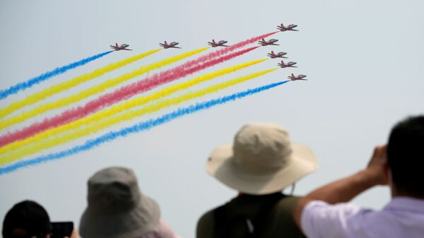 Люди наблюдают за пилотажной группой ВВС Red Falcon НОАК на Airshow China в Чжухае, Китай - Sputnik Армения