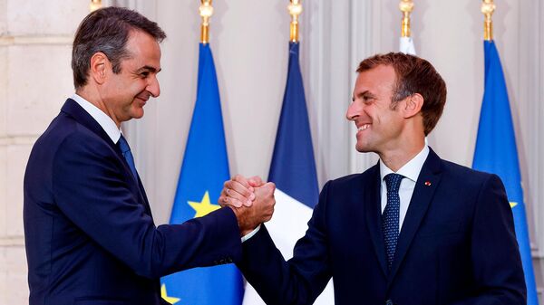   Հունաստանի վարչապետ Կիրիակոս Միցոտակիսն ու Ֆրանսիայի նախագահ Էմանուել Մակրոնը - Sputnik Արմենիա