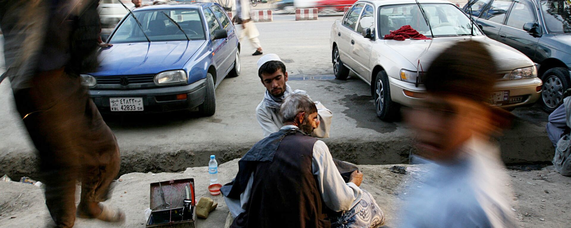 Афганский уличный парикмахер в Кабуле, 2007 год - Sputnik Армения, 1920, 08.11.2021