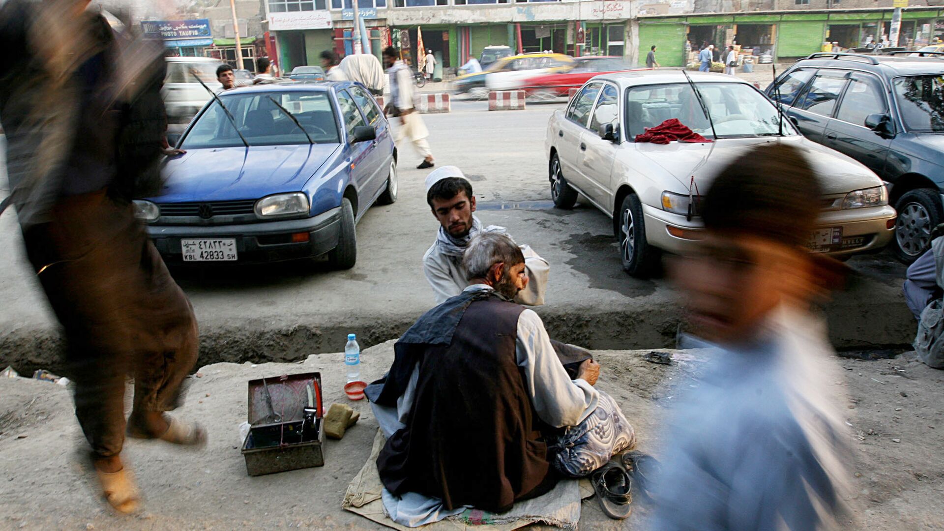 Афганский уличный парикмахер в Кабуле, 2007 год - Sputnik Армения, 1920, 19.11.2021